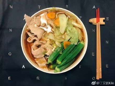 9個月孕肚現形!丁文琪出遊「鏡面反射」曝近況!