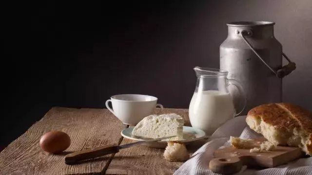 喝牛奶時,別做這 10 件事,第一件就有好多人在做
