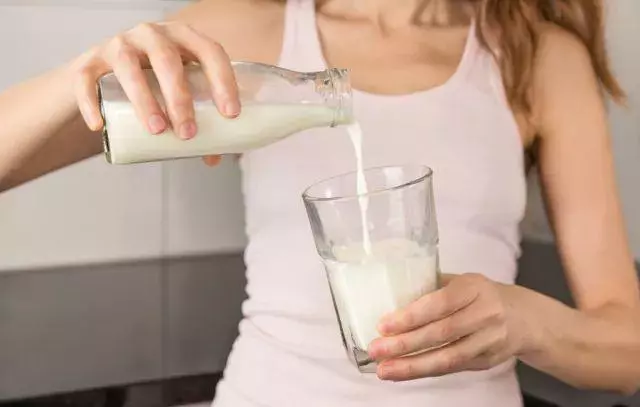喝牛奶時,別做這 10 件事,第一件就有好多人在做