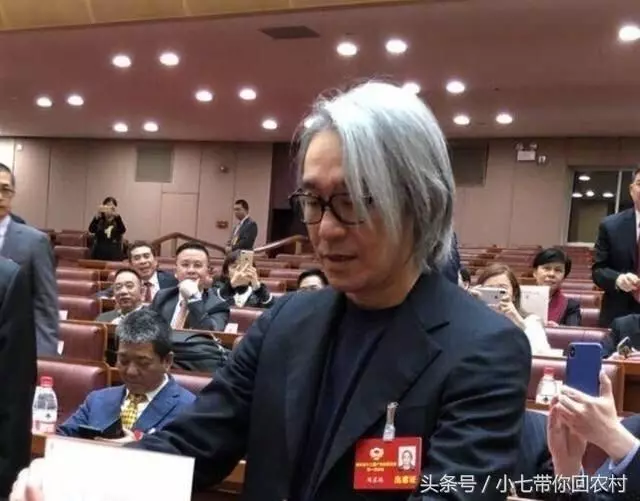 周星馳不注重形象近20年不染頭髮內幕,朱茵用3個字講出了真相!
