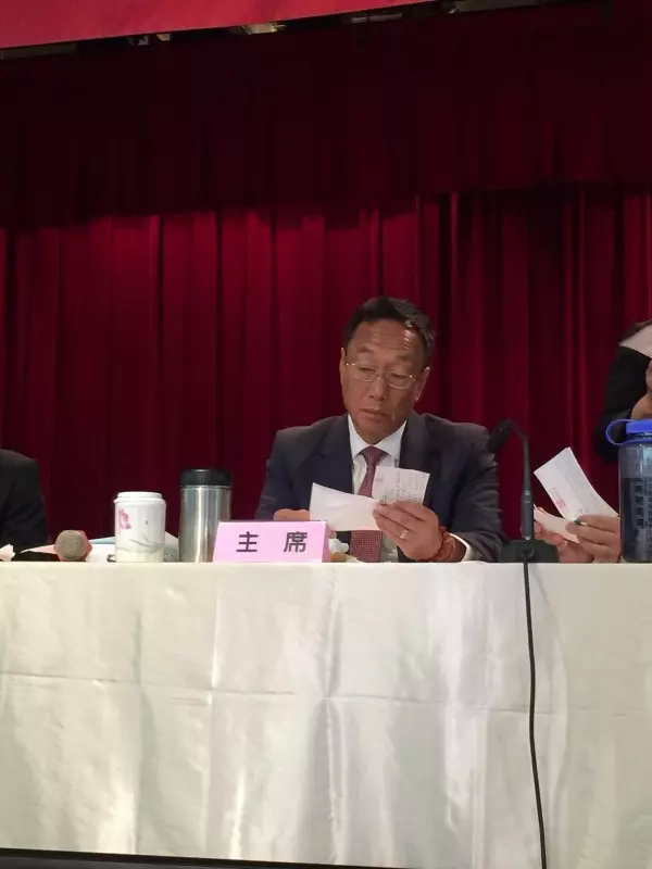 阿土伯再拱郭董選總統 郭董不回應