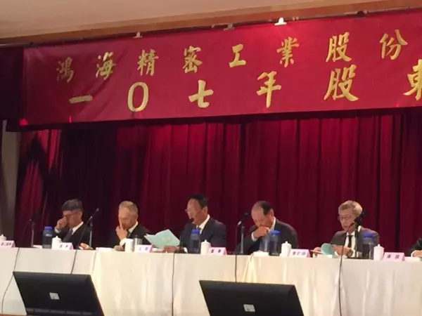 阿土伯再拱郭董選總統 郭董不回應