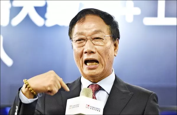 阿土伯再拱郭董選總統 郭董不回應