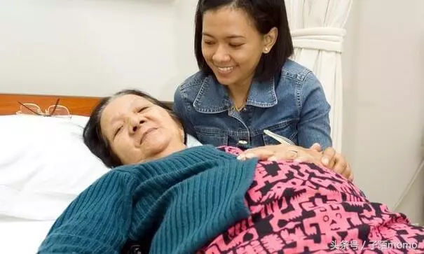 前婆婆住院前夫不管不顧,我辭職照顧她,不料卻收到意外驚喜