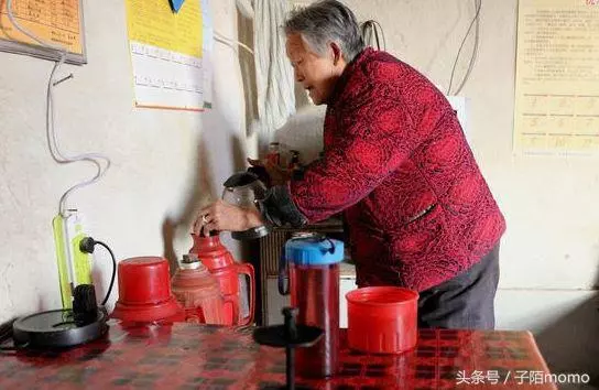 婆婆60歲壽宴,我幫忙張羅飯菜,看到她手上戴的金鐲子我愣住了