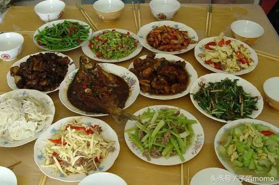 婆婆60歲壽宴,我幫忙張羅飯菜,看到她手上戴的金鐲子我愣住了