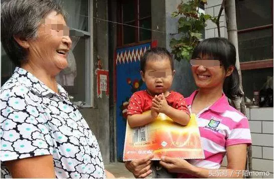 婆婆60歲壽宴,我幫忙張羅飯菜,看到她手上戴的金鐲子我愣住了