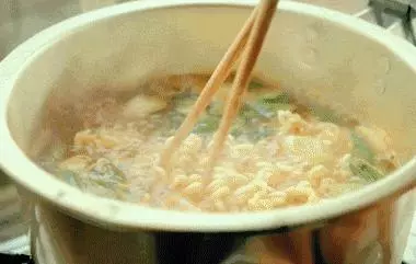 煮麵條應該要在「沸水」還是「冷水」時下鍋?95%的人都答錯!原來麵條好吃的關鍵在於....