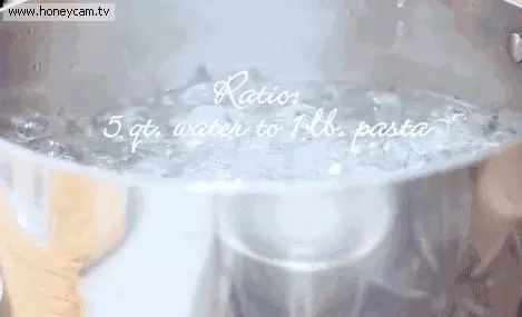煮麵條應該要在「沸水」還是「冷水」時下鍋?95%的人都答錯!原來麵條好吃的關鍵在於....