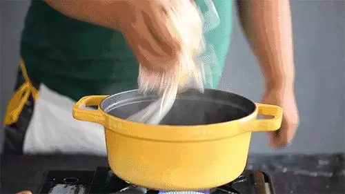 煮麵條應該要在「沸水」還是「冷水」時下鍋?95%的人都答錯!原來麵條好吃的關鍵在於....