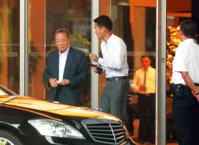 豪門家庭爭霸戰真的太。。!沒想到就連大馬糖王,郭鶴年的家庭也一樣 !3 房亂局之爭真。。!