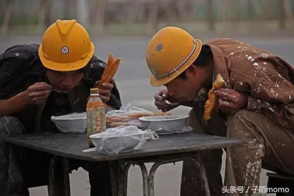 妻子去世不久我再婚,結婚典禮接到她寄的賀禮,打開我泣不成聲
