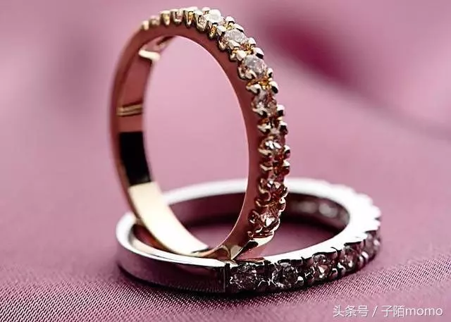 妻子去世不久我再婚,結婚典禮接到她寄的賀禮,打開我泣不成聲
