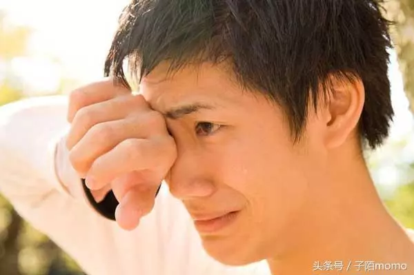 妻子去世不久我再婚,結婚典禮接到她寄的賀禮,打開我泣不成聲