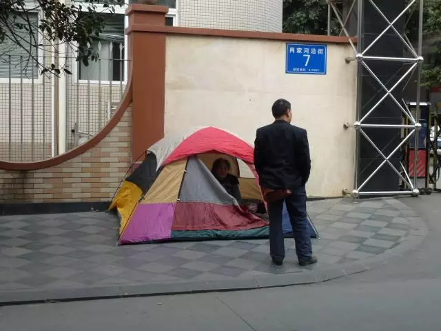 男友家窮,結婚要我買房買車,偷聽到男友和他媽說話,我取消婚禮!!
