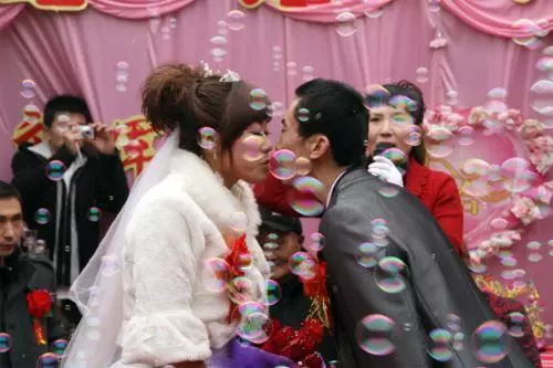 我把房子借給小叔子結婚用,聽見他和婆婆的對話,我把鎖芯換了