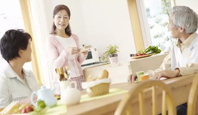 每月給婆婆四千元生活費,回家看一眼廚房的飯菜,讓我潸然淚下!