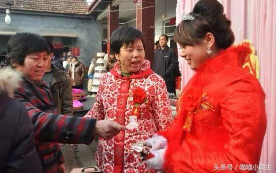 繼母養了我十年，結婚不給嫁妝，生下孩子後她送來卡，我淚如雨下