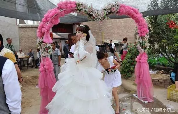 繼母養了我十年，結婚不給嫁妝，生下孩子後她送來卡，我淚如雨下