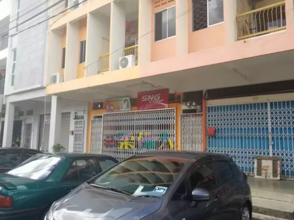 獨行刀匪闖手機店 女東主桌面手提包被搶