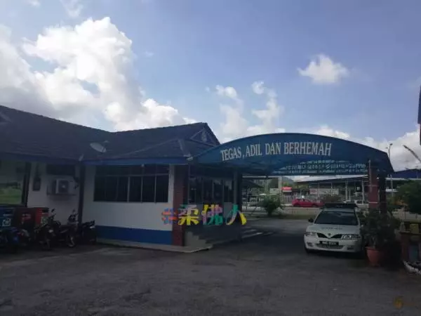 獨行刀匪闖手機店 女東主桌面手提包被搶