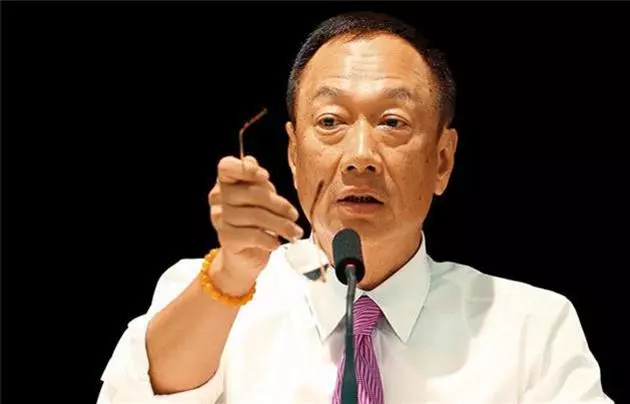 鴻海工程師大聲嗆郭台銘:「為什麼爆肝是我,首富卻是你?」沒想到郭董3句話就讓他羞愧了臉!