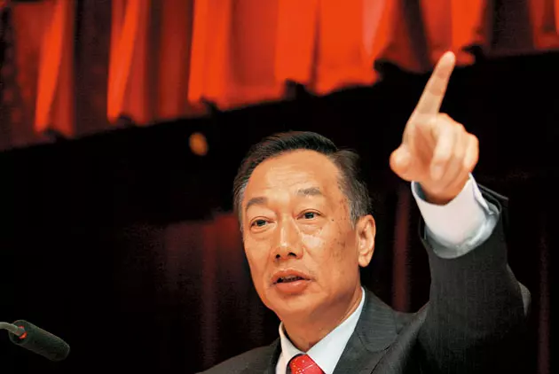 鴻海工程師大聲嗆郭台銘:「為什麼爆肝是我,首富卻是你?」沒想到郭董3句話就讓他羞愧了臉!