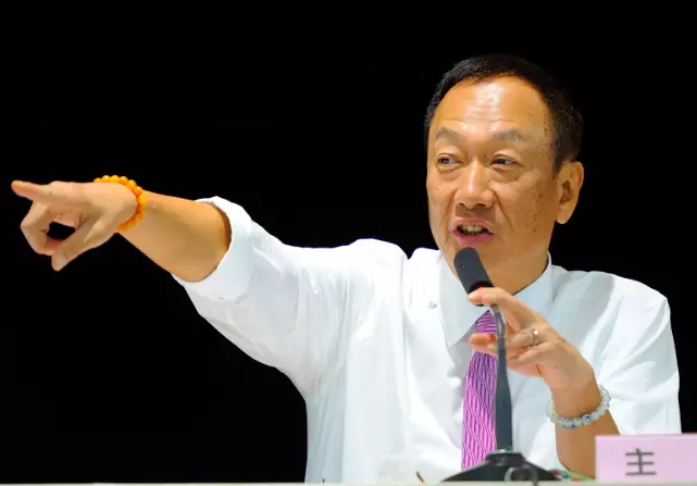 鴻海工程師大聲嗆郭台銘:「為什麼爆肝是我,首富卻是你?」沒想到郭董3句話就讓他羞愧了臉!