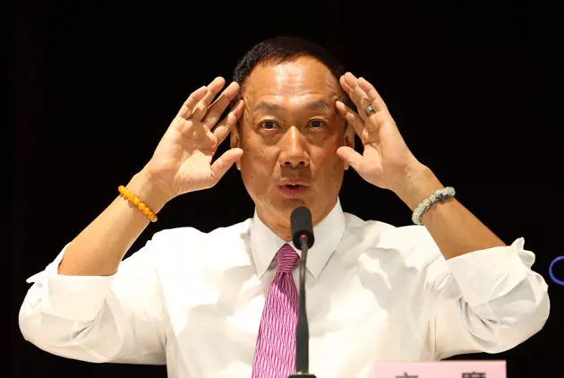 鴻海工程師大聲嗆郭台銘:「為什麼爆肝是我,首富卻是你?」沒想到郭董3句話就讓他羞愧了臉!