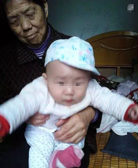 生個閨女,婆婆不滿意,隔天提出跟閨女午睡,窗外一看我恍然大悟