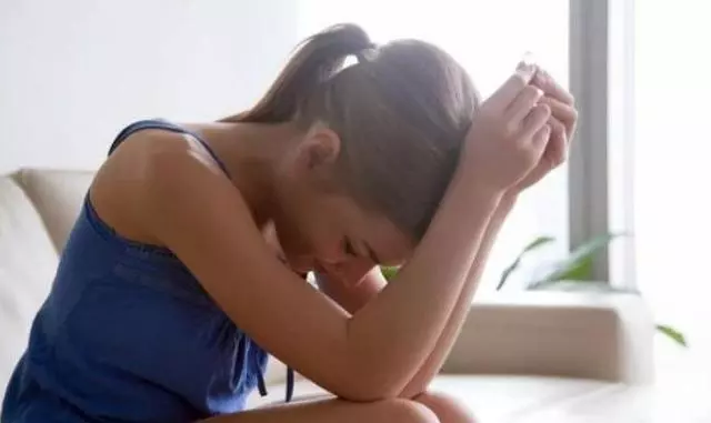 生個閨女,婆婆不滿意,隔天提出跟閨女午睡,窗外一看我恍然大悟