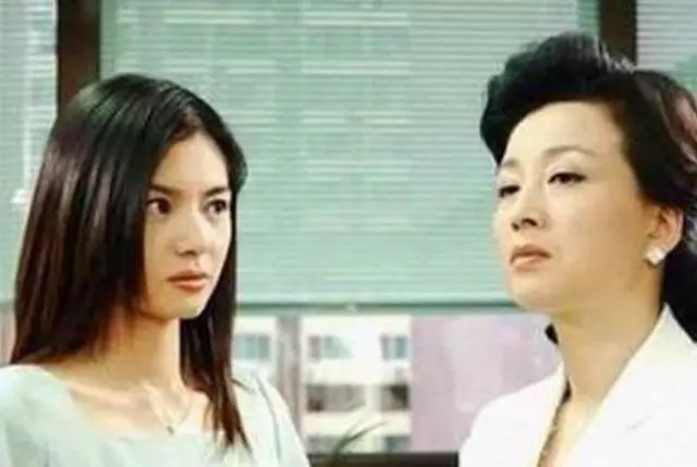 婆婆讓我房產證加上她的名字,我哭著大喊兩個字,婆婆當場懵了!