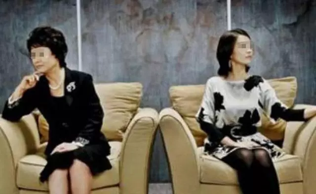 婆婆讓我房產證加上她的名字,我哭著大喊兩個字,婆婆當場懵了!