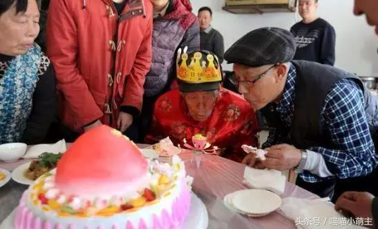 婆婆生日,我送一條金項鍊,聽到鄰居一句閒聊,我如墜冰窖