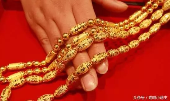 婆婆生日,我送一條金項鍊,聽到鄰居一句閒聊,我如墜冰窖
