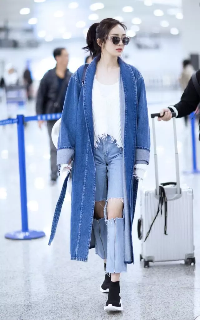 楊冪現身機場,大家被她下面的大洞給吸引,網友:呼叫劉愷威!