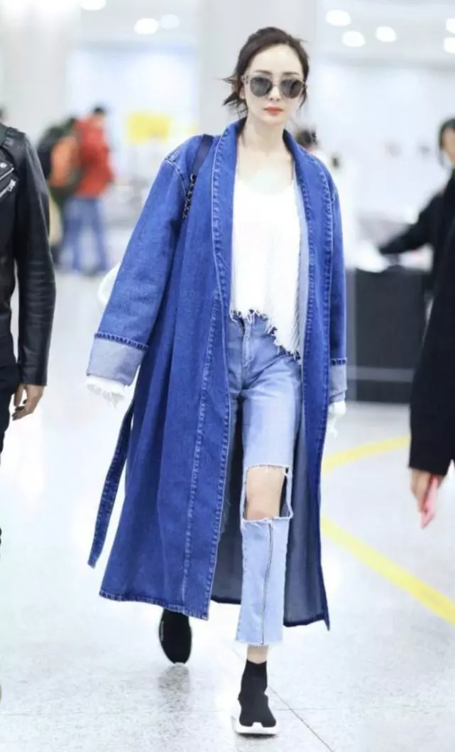 楊冪現身機場,大家被她下面的大洞給吸引,網友:呼叫劉愷威!