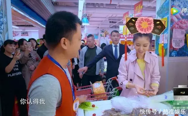 林心如進超市被一眼認出,買個菜保鏢全程護著,但一個彎腰被暖到!