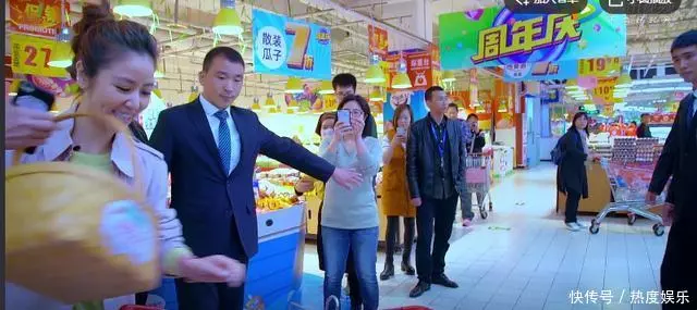 林心如進超市被一眼認出,買個菜保鏢全程護著,但一個彎腰被暖到!