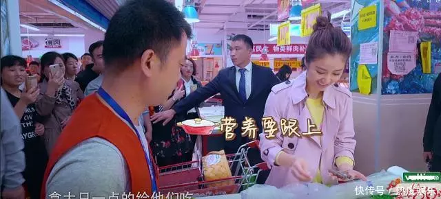 林心如進超市被一眼認出,買個菜保鏢全程護著,但一個彎腰被暖到!