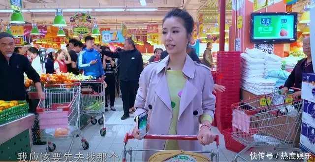 林心如進超市被一眼認出,買個菜保鏢全程護著,但一個彎腰被暖到!