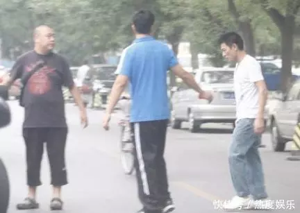 林心如進超市被一眼認出,買個菜保鏢全程護著,但一個彎腰被暖到!