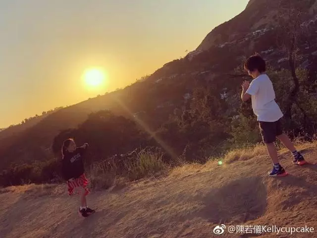 鍾麗緹林志穎兩家合體旅遊,考拉姐妹和kimi全都長大了!