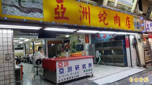 菜園被壓壞 陽明山住家窗外驚見2條大蛇