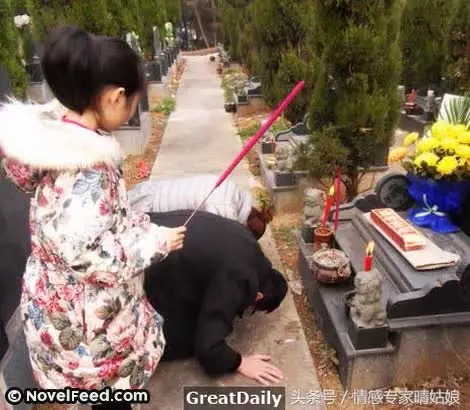 母患癌去世!父車禍身亡!續母竟虐待她,導致全身積血!還一腳踢她出門!十年後她回鄉祭父母,沒想到竟成了...續母?不稀罕了
