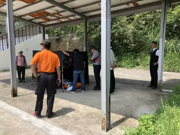 詭!美國76歲男子自殺 警方一查身分發現 是8歲男童...