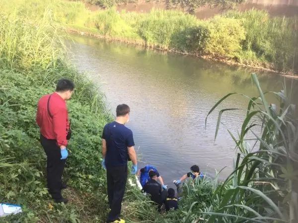 詭!美國76歲男子自殺 警方一查身分發現 是8歲男童...