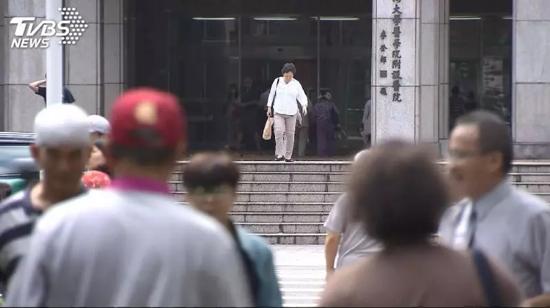 柯文哲爆料:台大醫病人過多 故意服務差