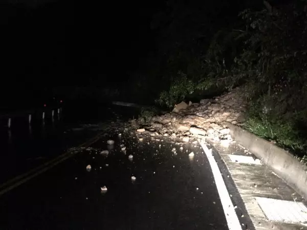 千萬超跑一路逆向超車 決戰貨車下場網友 喊讚