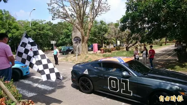 千萬超跑一路逆向超車 決戰貨車下場網友 喊讚